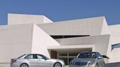Zou Mercedes het vergeten zijn? Nu de nieuwe Mercedes-Benz E-Klasse bij de dealer staat, is deze kersverse zakenpartner er plots ook als Business Class , waarbij je kunt rekenen op relevante opties vo