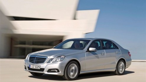 Zou Mercedes het vergeten zijn? Nu de nieuwe Mercedes-Benz E-Klasse bij de dealer staat, is deze kersverse zakenpartner er plots ook als Business Class , waarbij je kunt rekenen op relevante opties vo