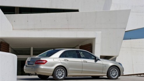 Zou Mercedes het vergeten zijn? Nu de nieuwe Mercedes-Benz E-Klasse bij de dealer staat, is deze kersverse zakenpartner er plots ook als Business Class , waarbij je kunt rekenen op relevante opties vo