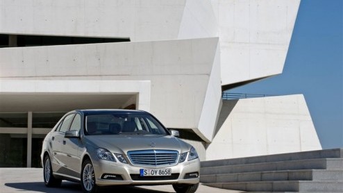 Zou Mercedes het vergeten zijn? Nu de nieuwe Mercedes-Benz E-Klasse bij de dealer staat, is deze kersverse zakenpartner er plots ook als Business Class , waarbij je kunt rekenen op relevante opties vo