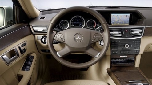 Zou Mercedes het vergeten zijn? Nu de nieuwe Mercedes-Benz E-Klasse bij de dealer staat, is deze kersverse zakenpartner er plots ook als Business Class , waarbij je kunt rekenen op relevante opties vo