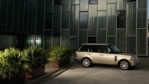 Licht geretoucheerde looks, nieuwe motoren, verbeterde rijeigenschappen en een opgewaardeerd interieur. Dat is waar het bij de vernieuwde Range Rover van Land Rover om draait. Na diverse spionagebeeld