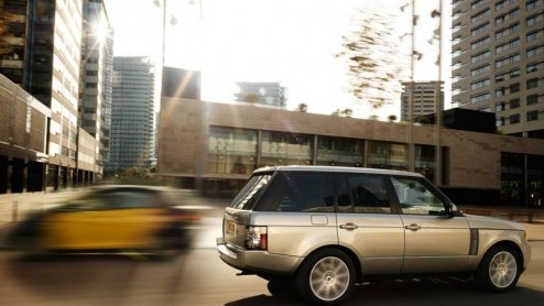 Licht geretoucheerde looks, nieuwe motoren, verbeterde rijeigenschappen en een opgewaardeerd interieur. Dat is waar het bij de vernieuwde Range Rover van Land Rover om draait. Na diverse spionagebeeld