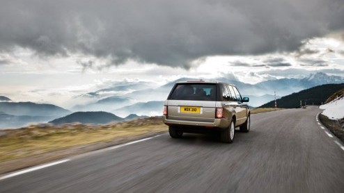Licht geretoucheerde looks, nieuwe motoren, verbeterde rijeigenschappen en een opgewaardeerd interieur. Dat is waar het bij de vernieuwde Range Rover van Land Rover om draait. Na diverse spionagebeeld