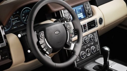 Licht geretoucheerde looks, nieuwe motoren, verbeterde rijeigenschappen en een opgewaardeerd interieur. Dat is waar het bij de vernieuwde Range Rover van Land Rover om draait. Na diverse spionagebeeld