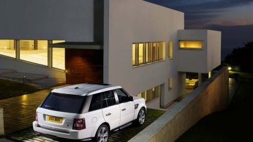 Licht geretoucheerde looks, nieuwe motoren, verbeterde rijeigenschappen en een opgewaardeerd interieur. Dat is waar het bij de vernieuwde Range Rover van Land Rover om draait. Na diverse spionagebeeld