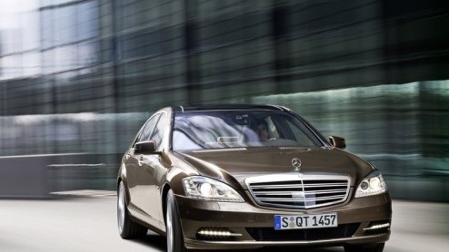 Mercedes maakt vandaag de vernieuwde S-Klasse bekend. Subtiele uiterlijke wijzingen hebben het vlaggenschip opgefrist, daarnaast heeft de executive sedan nieuwe techonologische hoogstandjes meegekrege