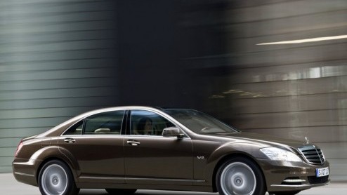 Mercedes maakt vandaag de vernieuwde S-Klasse bekend. Subtiele uiterlijke wijzingen hebben het vlaggenschip opgefrist, daarnaast heeft de executive sedan nieuwe techonologische hoogstandjes meegekrege