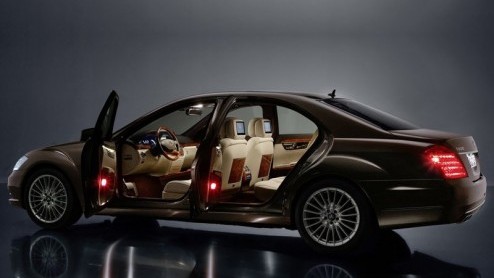 Mercedes maakt vandaag de vernieuwde S-Klasse bekend. Subtiele uiterlijke wijzingen hebben het vlaggenschip opgefrist, daarnaast heeft de executive sedan nieuwe techonologische hoogstandjes meegekrege