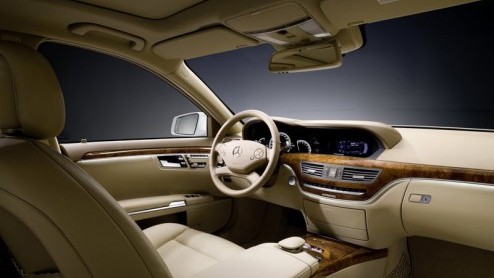 Mercedes maakt vandaag de vernieuwde S-Klasse bekend. Subtiele uiterlijke wijzingen hebben het vlaggenschip opgefrist, daarnaast heeft de executive sedan nieuwe techonologische hoogstandjes meegekrege