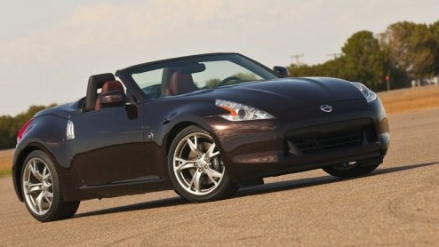Na zicht op de Nissan 370Z is het nu de beurt aan de Roadster. De kap van de Japanner is van stof en verdwijnt met een druk op de knop in 20 seconden. Net als de 370Z Coupe staat een 3.7 liter V6 klaa