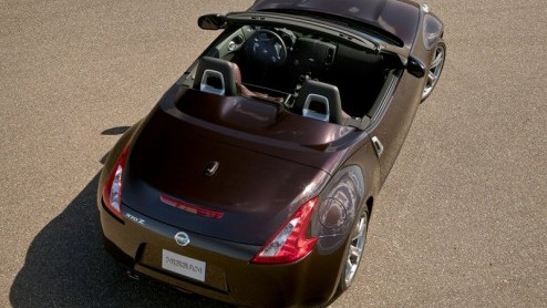 Na zicht op de Nissan 370Z is het nu de beurt aan de Roadster. De kap van de Japanner is van stof en verdwijnt met een druk op de knop in 20 seconden. Net als de 370Z Coupe staat een 3.7 liter V6 klaa