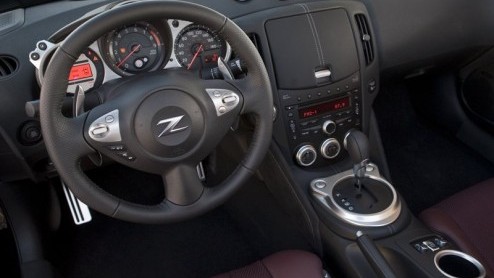 Na zicht op de Nissan 370Z is het nu de beurt aan de Roadster. De kap van de Japanner is van stof en verdwijnt met een druk op de knop in 20 seconden. Net als de 370Z Coupe staat een 3.7 liter V6 klaa