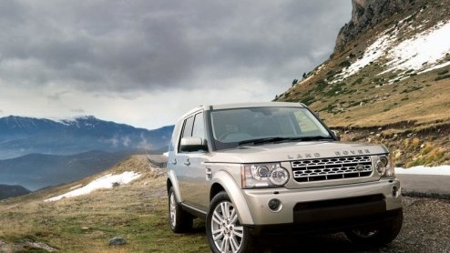 Het kan niet op bij Land Rover. Niet alleen de Range Rover familie kon rekenen op een verjongingskuur, ook de terreinreus Discovery 3 onderging een metamorfose. De Britten zijn zo trots dat er gesprok