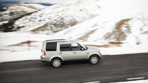 Het kan niet op bij Land Rover. Niet alleen de Range Rover familie kon rekenen op een verjongingskuur, ook de terreinreus Discovery 3 onderging een metamorfose. De Britten zijn zo trots dat er gesprok