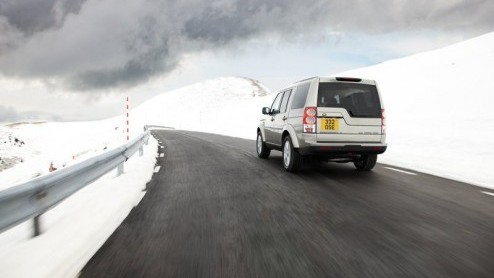 Het kan niet op bij Land Rover. Niet alleen de Range Rover familie kon rekenen op een verjongingskuur, ook de terreinreus Discovery 3 onderging een metamorfose. De Britten zijn zo trots dat er gesprok