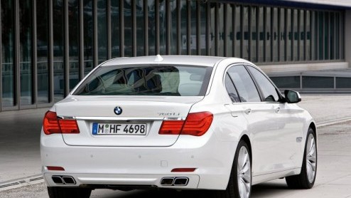 Is BMW's 740i nog niet snel, begeerlijk of prijzig genoeg? Geen nood, want nu is er ook een 7-serie met V12. Deze levert 544 pk en 750 Nm, dat moet toch wel genoeg zijn?