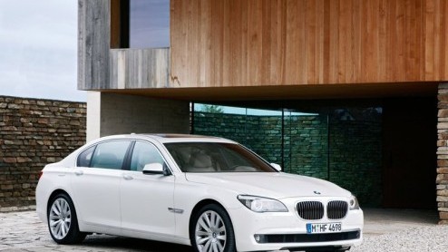 Is BMW's 740i nog niet snel, begeerlijk of prijzig genoeg? Geen nood, want nu is er ook een 7-serie met V12. Deze levert 544 pk en 750 Nm, dat moet toch wel genoeg zijn?