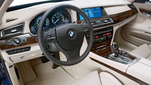 Is BMW's 740i nog niet snel, begeerlijk of prijzig genoeg? Geen nood, want nu is er ook een 7-serie met V12. Deze levert 544 pk en 750 Nm, dat moet toch wel genoeg zijn?