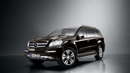 Hoe groot de Mercedes-Benz GL-Klasse ook is, de facelift aan dit model heeft de wijzigingen echter klein gehouden. De Duitse mastodont kreeg een nieuwe grille, andere mistlampen en gewijzigde bumpers