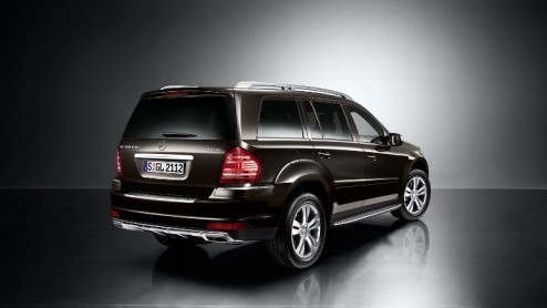 Hoe groot de Mercedes-Benz GL-Klasse ook is, de facelift aan dit model heeft de wijzigingen echter klein gehouden. De Duitse mastodont kreeg een nieuwe grille, andere mistlampen en gewijzigde bumpers