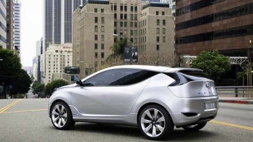 Vandaag een bijzondere creatie uit Korea. Hyundai presenteert de Nuvis Concept, een dynamisch crossover studiemodel, voorzien van een benzine- en elektromotor. Deze creatieve uitspatting zal niet zo h