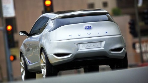 Vandaag een bijzondere creatie uit Korea. Hyundai presenteert de Nuvis Concept, een dynamisch crossover studiemodel, voorzien van een benzine- en elektromotor. Deze creatieve uitspatting zal niet zo h