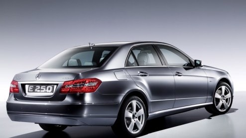 Nog niet voor ons, maar wel in de maak is de Mercedes-Benz E 250 BlueTec. In navolging van de 300/350 BlueTec is nu de nieuwe viercilinder twinturbodiesel van Das Haus aan de beurt voor een schoonheid