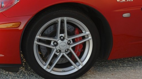 De gewone Corvette is met zijn dik 400 pk al geen katje dat je zonder handschoenen moet aanpakken. De overtreffende trap, genaamd Z06, is soms zelfs angstaanjagend snel.