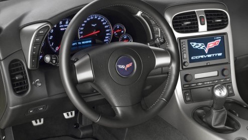 De gewone Corvette is met zijn dik 400 pk al geen katje dat je zonder handschoenen moet aanpakken. De overtreffende trap, genaamd Z06, is soms zelfs angstaanjagend snel.