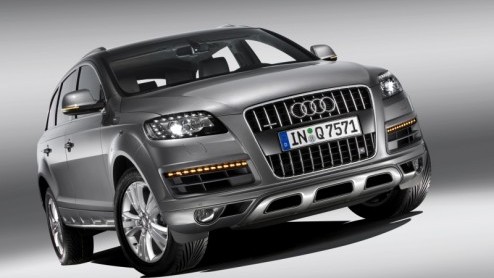 Al eerder gesnapt en nu een feit: dit is de vernieuwde Audi Q7! Na drie jaar werd het tijd voor een kleine opfriskuur met gladgestreken looks en zuiniger motorengamma. De presentatie heeft plaats in S