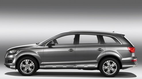Al eerder gesnapt en nu een feit: dit is de vernieuwde Audi Q7! Na drie jaar werd het tijd voor een kleine opfriskuur met gladgestreken looks en zuiniger motorengamma. De presentatie heeft plaats in S