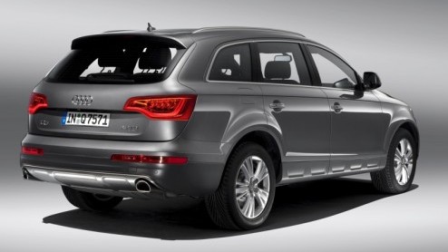 Al eerder gesnapt en nu een feit: dit is de vernieuwde Audi Q7! Na drie jaar werd het tijd voor een kleine opfriskuur met gladgestreken looks en zuiniger motorengamma. De presentatie heeft plaats in S