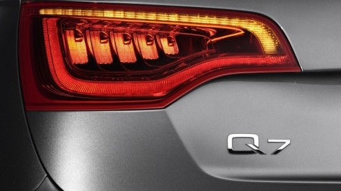 Al eerder gesnapt en nu een feit: dit is de vernieuwde Audi Q7! Na drie jaar werd het tijd voor een kleine opfriskuur met gladgestreken looks en zuiniger motorengamma. De presentatie heeft plaats in S