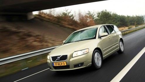 Volvo heeft in navolging van de C30 twee nieuwe uitvoeringen van de V50 speciaal geprijsd. Ze gaan als V50 Advantage of Sport door het leven, gekoppeld aan een 1.8 benzine of 1.6 diesel. Prijzen begin