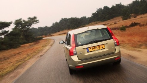 Volvo heeft in navolging van de C30 twee nieuwe uitvoeringen van de V50 speciaal geprijsd. Ze gaan als V50 Advantage of Sport door het leven, gekoppeld aan een 1.8 benzine of 1.6 diesel. Prijzen begin