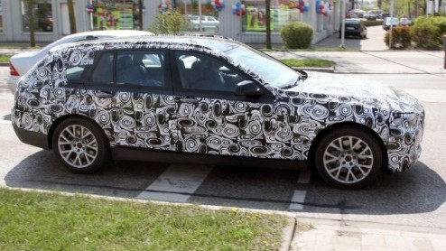 En wat hebben we hier? De nieuwe BMW 5-serie Touring! Deze gezins-Vijf is nu nog verhuld in een camouflagepak  nu zonder extra panelen - maar belooft uiteindelijk neutraler in de wereld te kijken dan