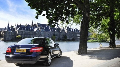 Ondernemers, zakenlieden en taxichauffeurs opgelet. De nieuwe E-Klasse staat bij de dealer. Onze eerste kennismaking liegt er niet om. De E is nog steeds helemaal zichzelf, maar stuurt beter, zit bo