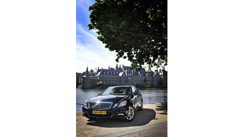 Ondernemers, zakenlieden en taxichauffeurs opgelet. De nieuwe E-Klasse staat bij de dealer. Onze eerste kennismaking liegt er niet om. De E is nog steeds helemaal zichzelf, maar stuurt beter, zit bo