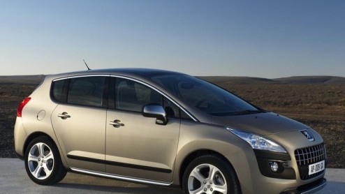 Nee, de Peugeot 3008 is geen SUV. Het is volgens de fabrikant, jawel hoe kan het ook anders, een crossover. En waarom dan wel? Nou, anders dan zijn voorkomen wellicht doet vermoeden, ontbeert de 3008