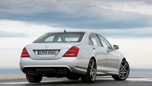 In navolging van de presentatie van de vernieuwde Mercedes S-Klasse AMG-modellen zijn nu ook de bijbehorende prijzen bekendgemaakt. De S 63 AMG verwisselt voor minimaal twee ton euro van eigenaar, en
