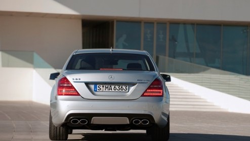 In navolging van de presentatie van de vernieuwde Mercedes S-Klasse AMG-modellen zijn nu ook de bijbehorende prijzen bekendgemaakt. De S 63 AMG verwisselt voor minimaal twee ton euro van eigenaar, en