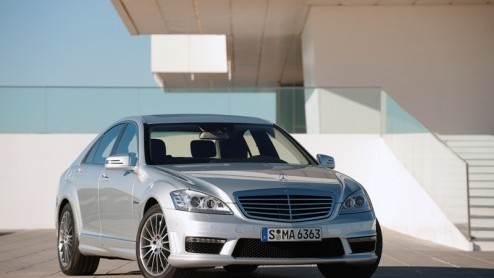 In navolging van de presentatie van de vernieuwde Mercedes S-Klasse AMG-modellen zijn nu ook de bijbehorende prijzen bekendgemaakt. De S 63 AMG verwisselt voor minimaal twee ton euro van eigenaar, en