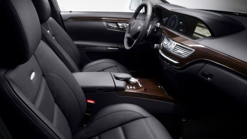 In navolging van de presentatie van de vernieuwde Mercedes S-Klasse AMG-modellen zijn nu ook de bijbehorende prijzen bekendgemaakt. De S 63 AMG verwisselt voor minimaal twee ton euro van eigenaar, en