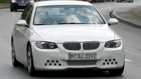 Wanneer de BMW 3-serie sedan en Touring een opfriskuur hebben gekregen, mag de nog sportievere Coupe-versie natuurlijk niet achterblijven. Onze spionagefotograaf stuitte op een testexemplaar bij onze 