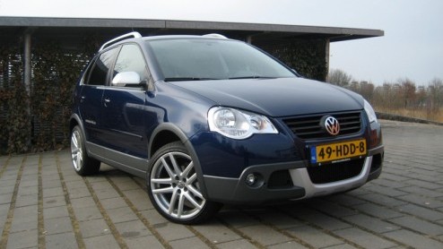De Volkswagen Polo, wie kent m niet? Maar klinkt de stoer ogende CrossPolo net zo klinkend in de oren? Precies. Daarom een nadere kennismaking met de CrossPolo 1.6 (voordat het te laat is). Dan blijk
