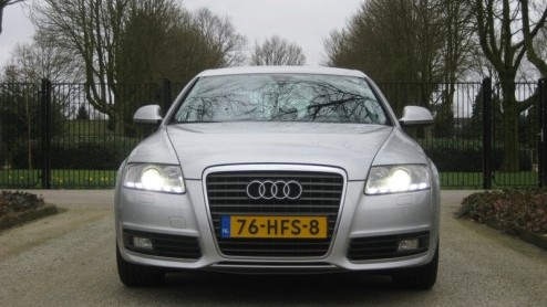 Grote kans dat wanneer de geslaagde zakenman bij de baas mag aankloppen voor een nieuwe auto van de zaak, het een Audi A6 is. Dat deze forse middenklasser met recht tot twee maal toe Zakenauto van het