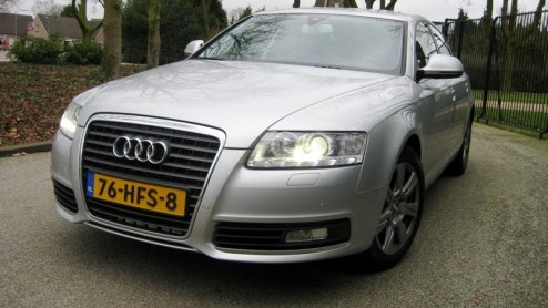 Grote kans dat wanneer de geslaagde zakenman bij de baas mag aankloppen voor een nieuwe auto van de zaak, het een Audi A6 is. Dat deze forse middenklasser met recht tot twee maal toe Zakenauto van het
