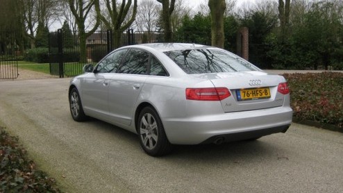 Grote kans dat wanneer de geslaagde zakenman bij de baas mag aankloppen voor een nieuwe auto van de zaak, het een Audi A6 is. Dat deze forse middenklasser met recht tot twee maal toe Zakenauto van het