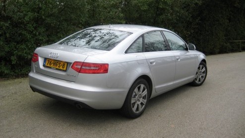 Grote kans dat wanneer de geslaagde zakenman bij de baas mag aankloppen voor een nieuwe auto van de zaak, het een Audi A6 is. Dat deze forse middenklasser met recht tot twee maal toe Zakenauto van het